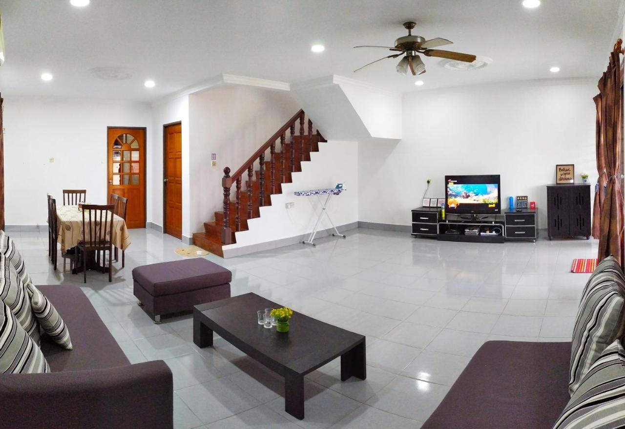 Victoria - Next To Shopping Complex & Large Car Park Area With Autogate *
